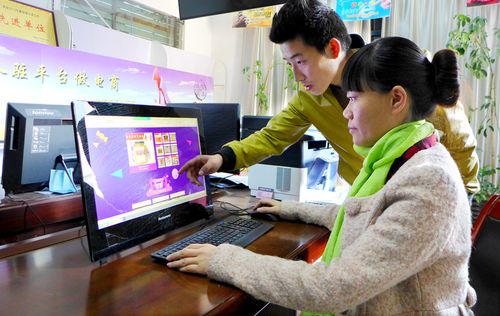 图为金昌聚团电子商务工作人员通过互联网销售产品.